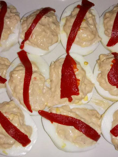 Una foto de Huevos rellenos con salsa rosa