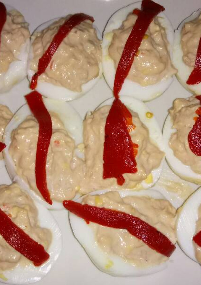 Una foto de Huevos rellenos con salsa rosa