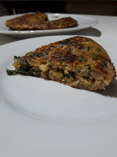 Una foto de Tortilla de hojas de rabanito con ensalada