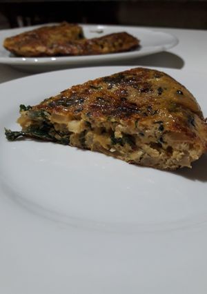 Una foto de Tortilla de hojas de rabanito con ensalada
