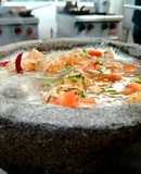 Caldo de piedra en molcajete