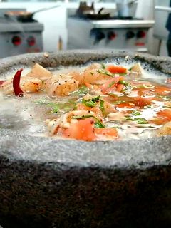 Una foto de Caldo de piedra en molcajete