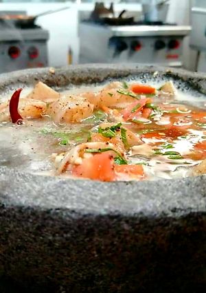 Una foto de Caldo de piedra en molcajete