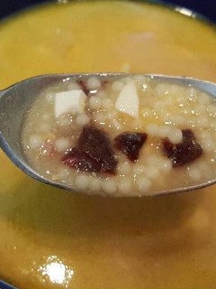 Una foto de Caldo de pollo y virutas de jamón