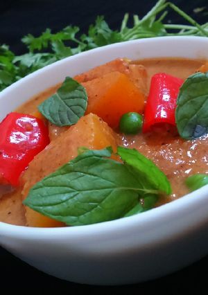 A picture of Restaurant style Red Thai Curry.