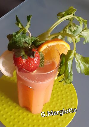Foto di Drink con Pomodoro, Sedano, Fragola, Limone, Arancia, Paprika Dolce e Pepe