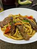 Tallarín saltado criollo con sobras de parrillada !