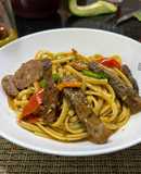 Tallarín saltado criollo con sobras de parrillada !