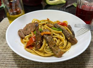 Una foto de Tallarín saltado criollo con sobras de parrillada !