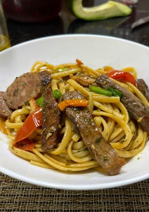 Una foto de Tallarín saltado criollo con sobras de parrillada !