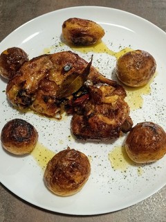 Una foto de Traseros de pollo al horno con patatas y verdura