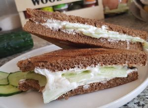 Foto principal de Emparedado (bocatta) de pan de centeno con queso crema y pepino