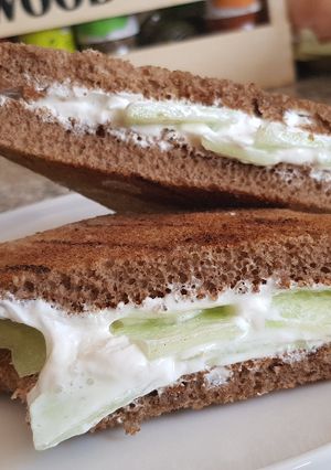 Foto principal de Emparedado (bocatta) de pan de centeno con queso crema y pepino