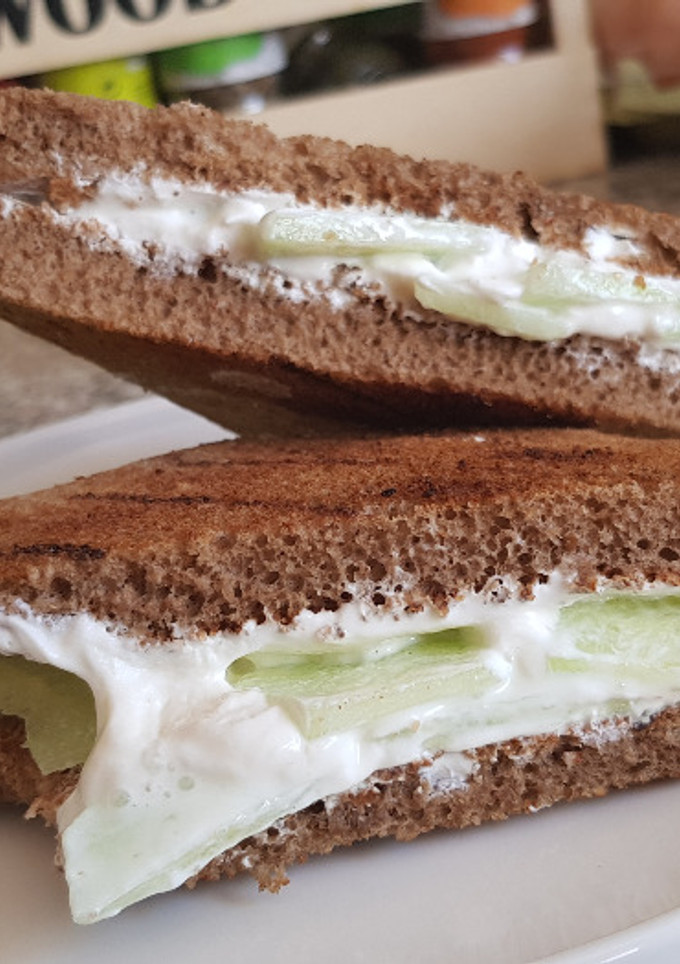 Una foto de Emparedado (bocatta) de pan de centeno con queso crema y pepino
