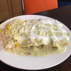 Una foto de Enchiladas verdes cremosas 🤤