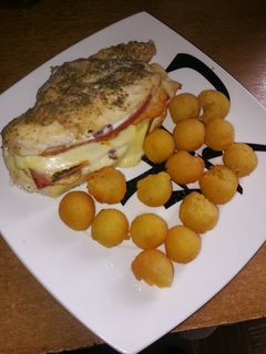 Una foto de Pechuga rellena con papas duquesas 😋