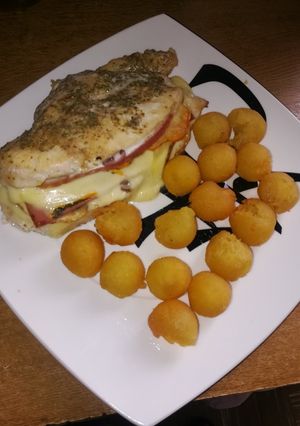 Una foto de Pechuga rellena con papas duquesas 😋