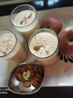 એપલ મિલ્કશેક (Apple Milk Shake Recipe In Gujarati) રેસીપી મુખ્ય ફોટો