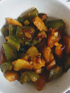 शिमला मिर्च और आलू की सब्जी (shimla mirch aur aloo ki sabzi recipe in Hindi) रेसिपी मुख्य फोटो