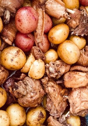 Hình của món Gà hầm khoai tây.