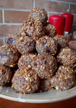 Mákos-diós golyók vörösáfonyával recept fotója