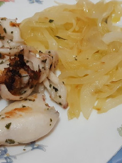 Una foto de Chipirones a la plancha con cebolla pochada