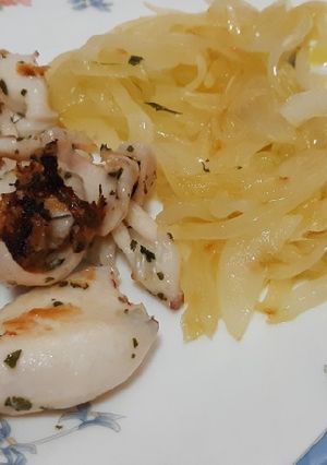 Una foto de Chipirones a la plancha con cebolla pochada