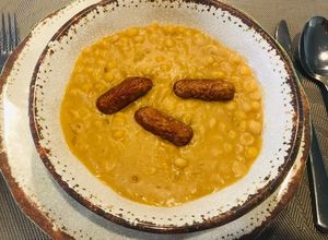 Una foto de Garbanzos con choricillos
