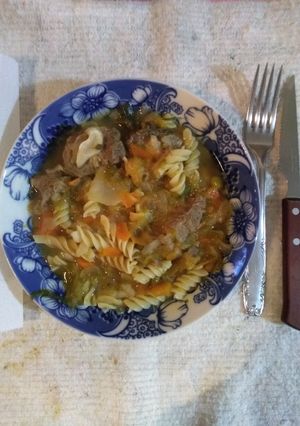 Una foto de Pucherito de falda, vegetales y fideos
