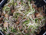 Espaguettis de calabacín con gulas y gambas