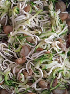 Una foto de Espaguettis de calabacín con gulas y gambas
