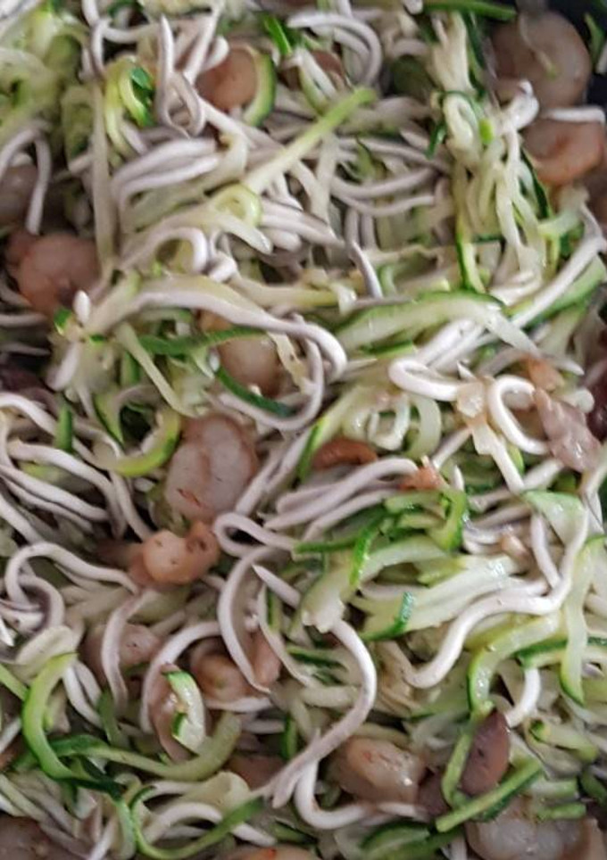 Una foto de Espaguettis de calabacín con gulas y gambas