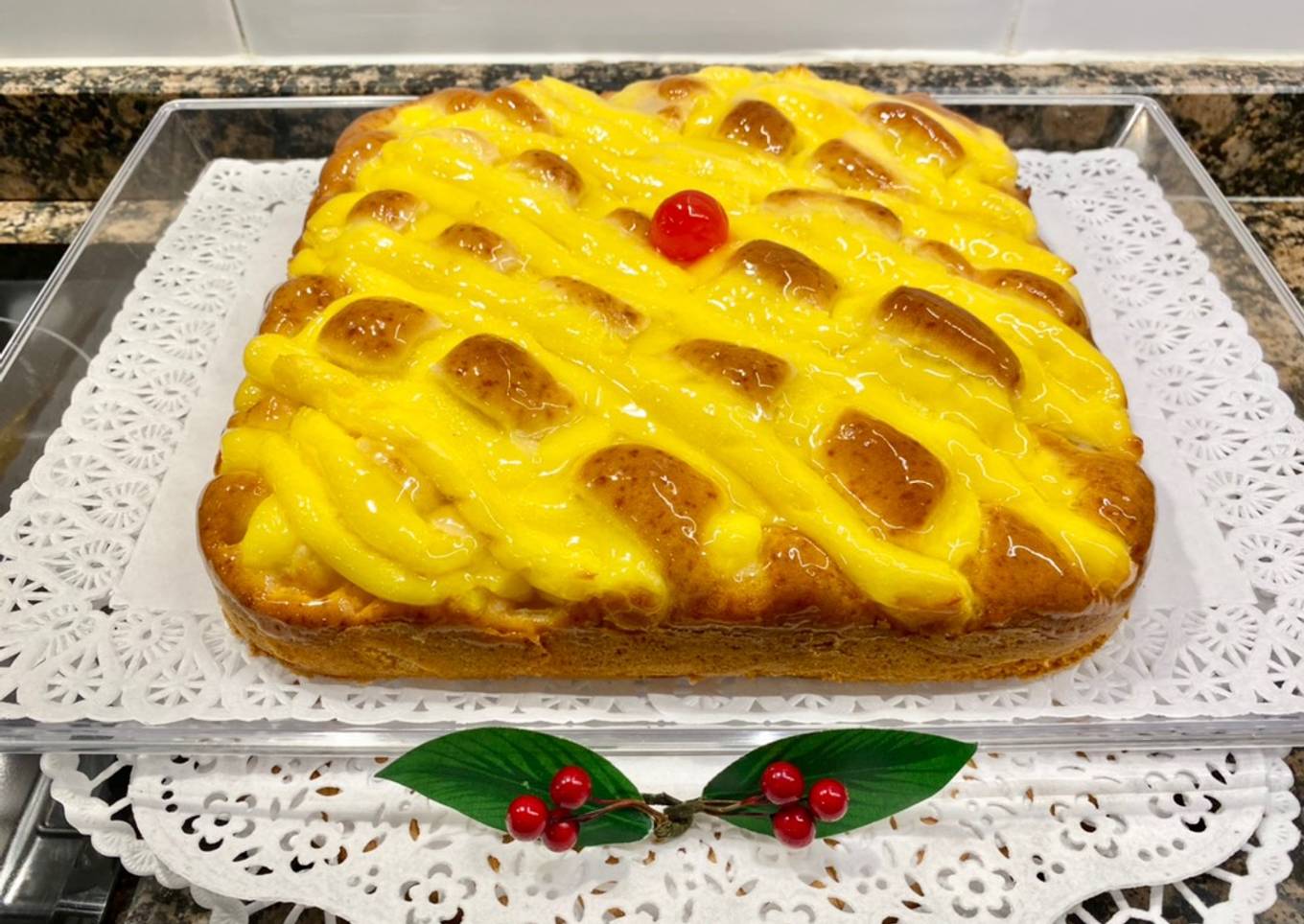 Pastel con peras en almíbar y crema sin gluten