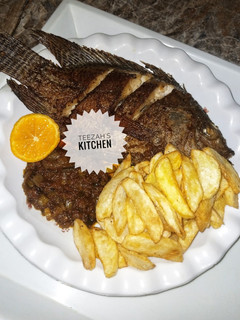 A picture of Chips and grilled Fish.