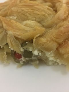 صورة لوصفة فطيرة الجبن والزيتون بعجينة البف باستري 🥙