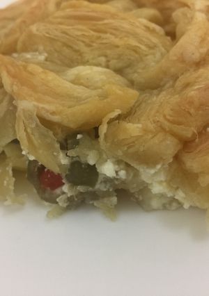 صورة لوصفة فطيرة الجبن والزيتون بعجينة البف باستري 🥙