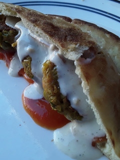 Una foto de Sándwich🥐 de torticas de arvejas 🍅en pan turco🌿