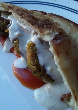 Una foto de Sándwich🥐 de torticas de arvejas 🍅en pan turco🌿