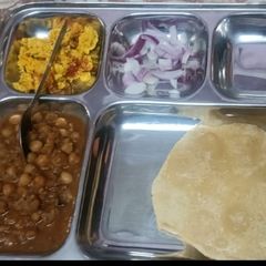A picture of Bhature.