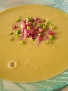 Una foto de Sopa de guisantes con jamón