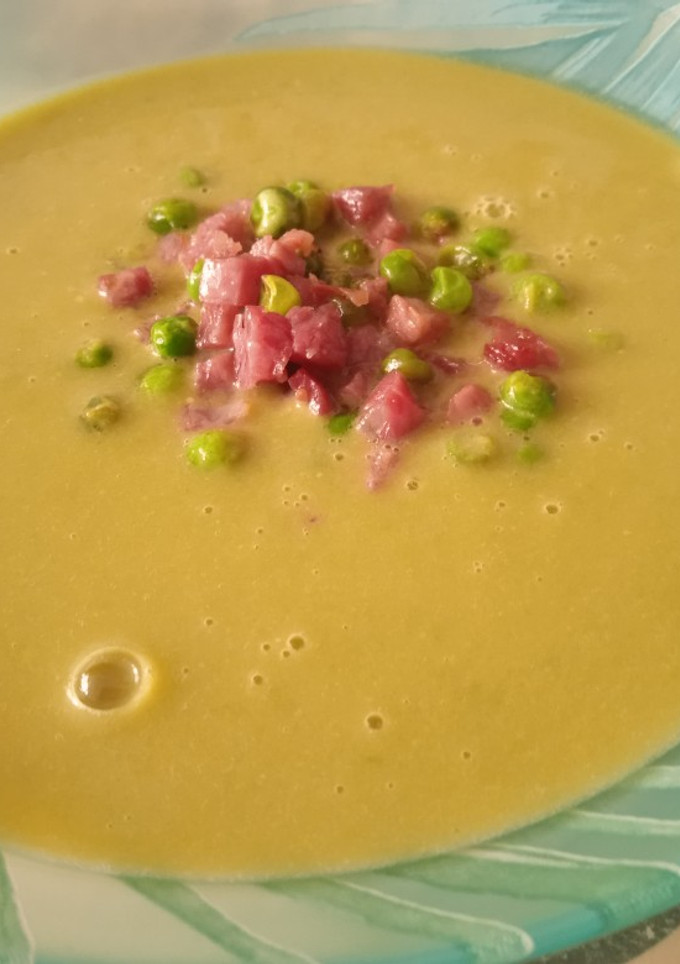 Una foto de Sopa de guisantes con jamón