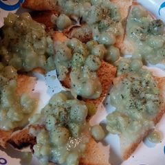 A picture of Mushy Peas with Toast.