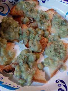 A picture of Mushy Peas with Toast.