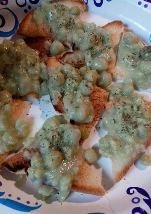 A picture of Mushy Peas with Toast.