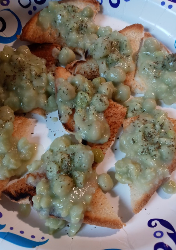 A picture of Mushy Peas with Toast.