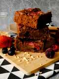 Brownies con cioccolato fondente, frutti di bosco e fragole