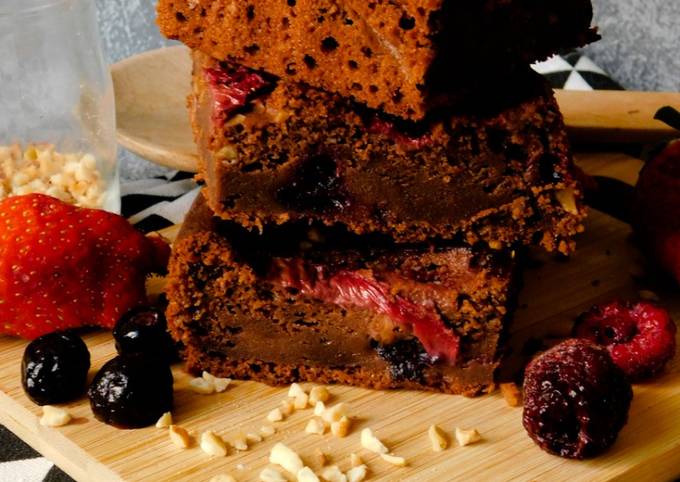 Brownies con cioccolato fondente, frutti di bosco e fragole