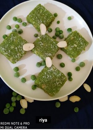 मटर तिल बर्फ़ी (Matar til barfi recipe in Hindi) रेसिपी मुख्य फोटो