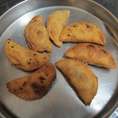 A picture of Kai Kadabu(Coconut Rice dumplings).