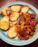 Carne Entomatada con Papas al Sartén